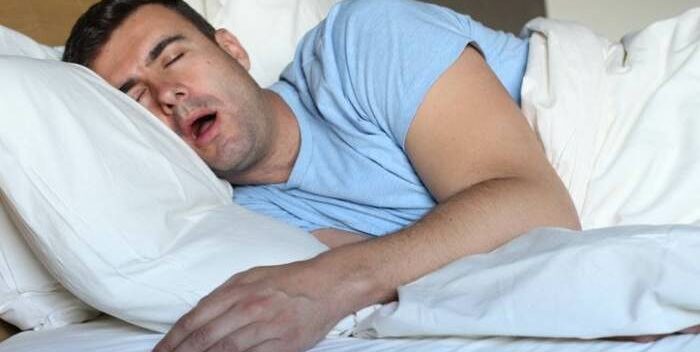 ¿Por qué se respira tan fuerte cuando dormimos?