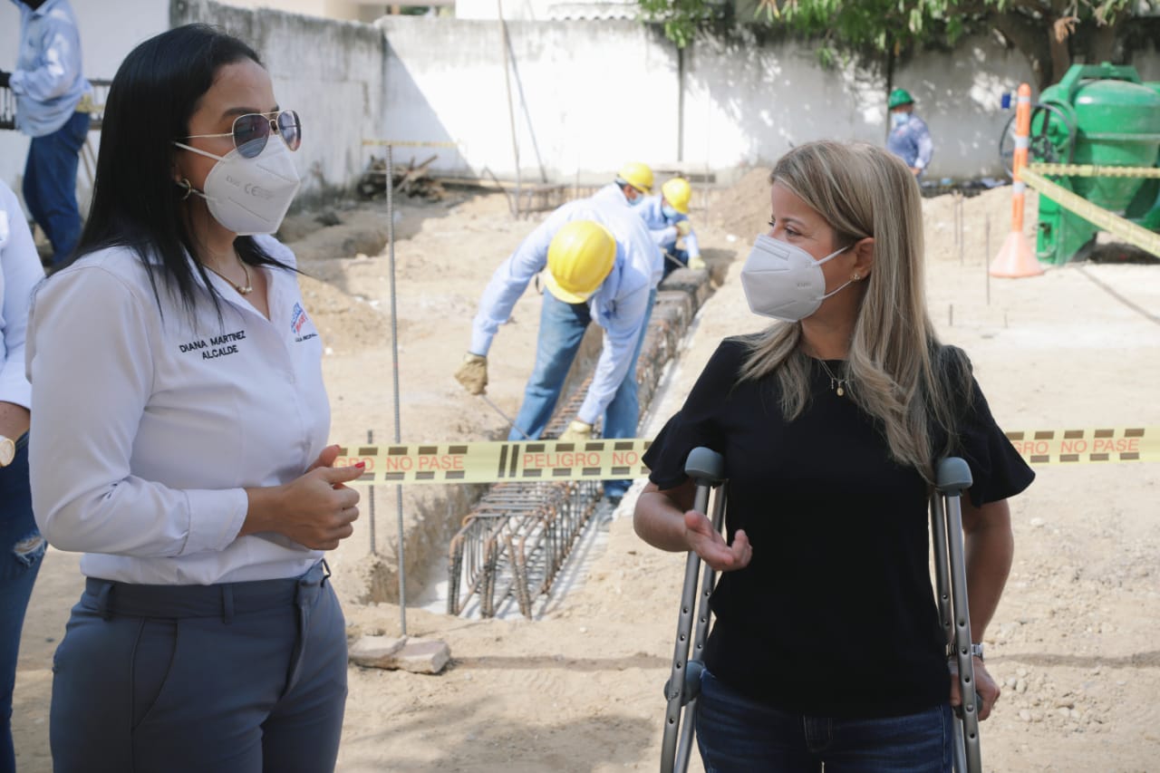 Gobernadora inspeccionó construcción de los nuevos puestos de salud de Martillo y La Retirada, en Ponedera