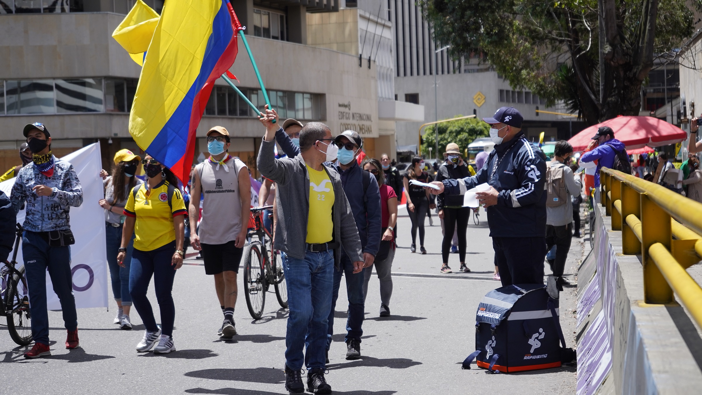 Inter Rapidísimo entregó en Bogotá 3.000 tapabocas a manifestantes, y espera replicar esta misma acción a nivel nacional con más de 50.000 tapabocas en los próximos días.