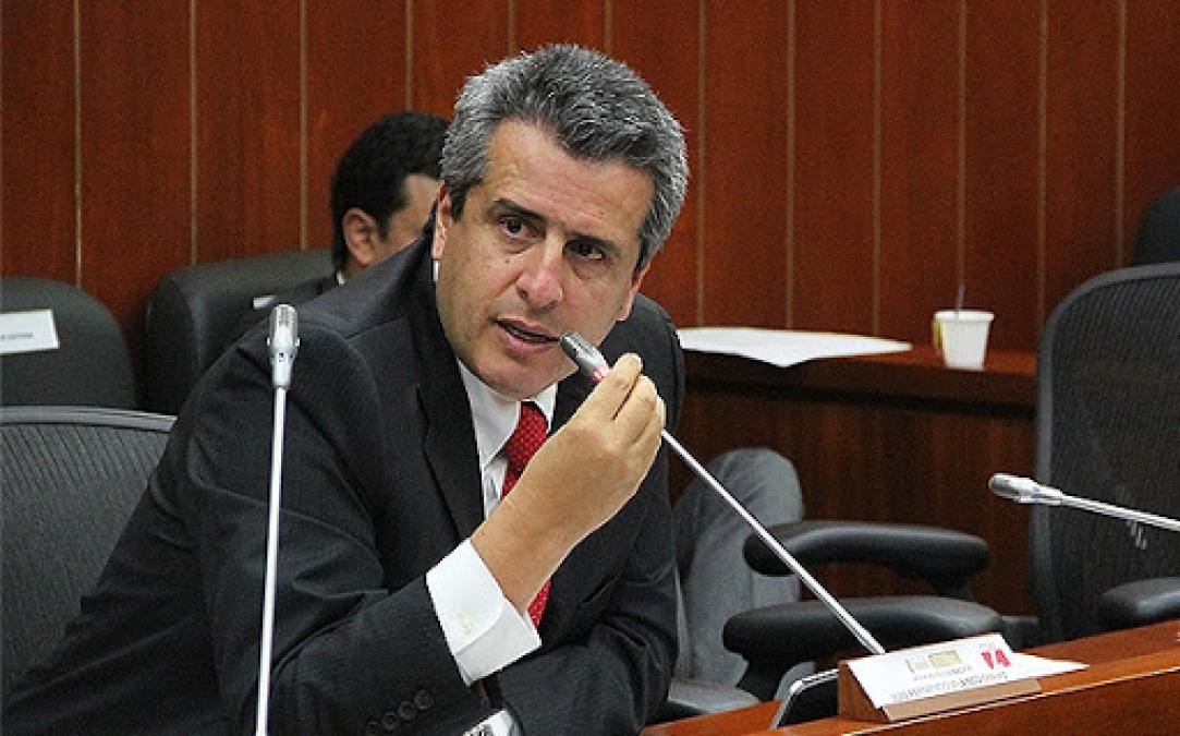 Senador Velasco a funcionario público: “Yo le pido respeto y váyale bajándole el tonito, no sea güevón”