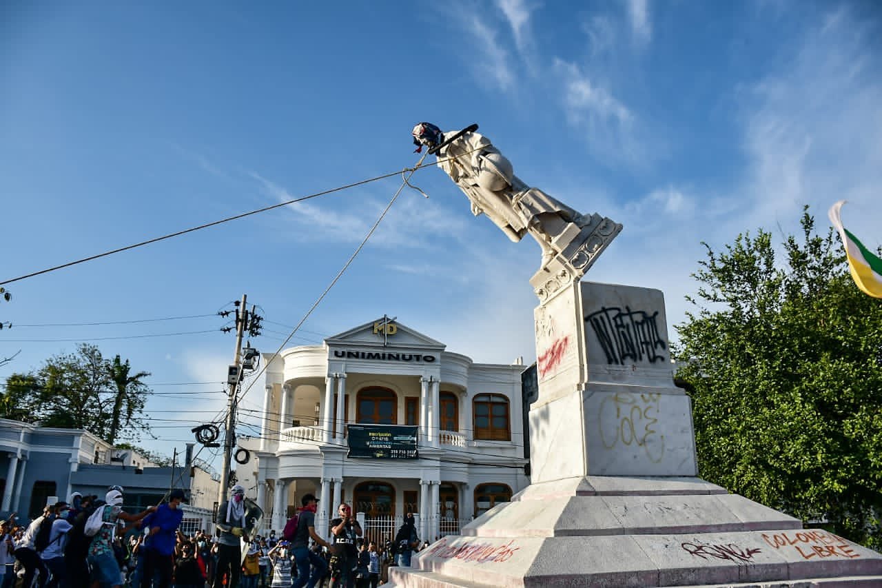 Manifestantes bajaron la estatua de Colón frente a la iglesia El Carmen en Barranquilla