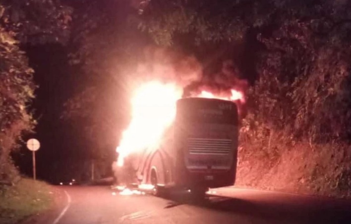 Guerrilleros del ELN quemaron siete tractomulas y dos buses en la vía Medellín – costa Caribe
