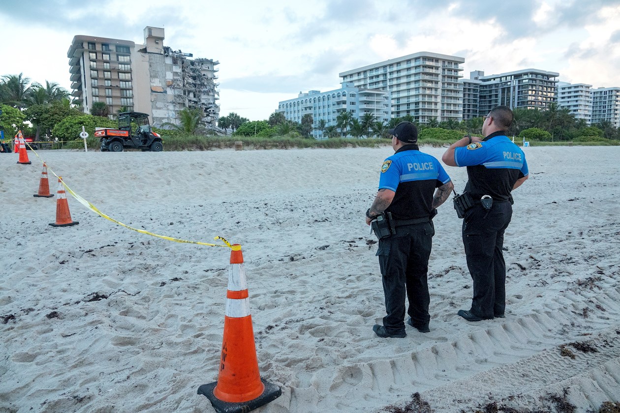 Un muerto dejó un derrumbe parcial de un edificio de apartamentos en Miami