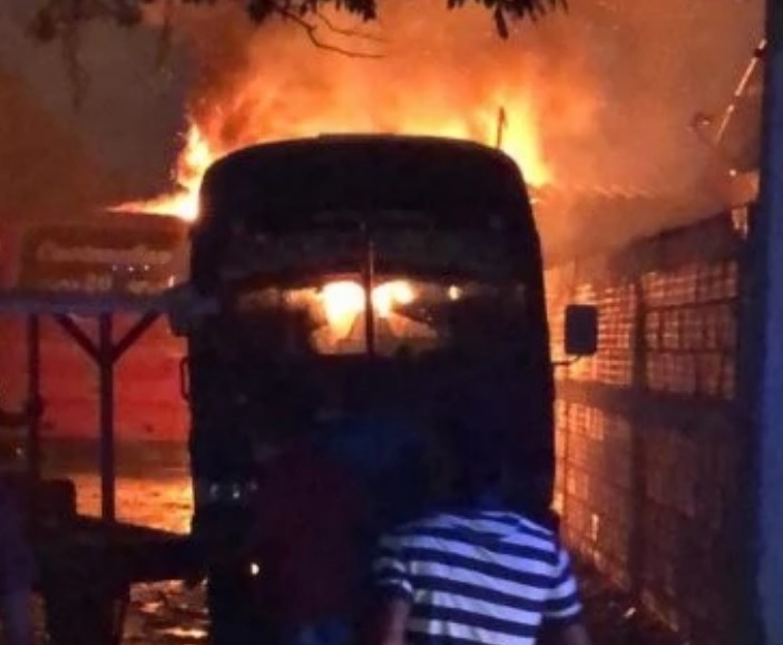 Cuatro buses se vieron perjudicados tras fuerte incendio en un parqueadero de Barranquilla