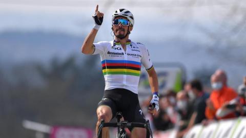 Julian Alaphilippe se impuso en la primera etapa del Tour de Francia 2021