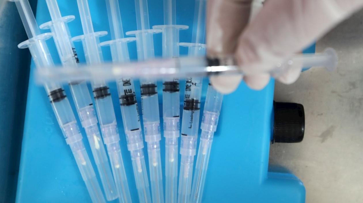 Vacunas de Sinovac para privados costarán unos $227.000 las dos dosis, contando logística