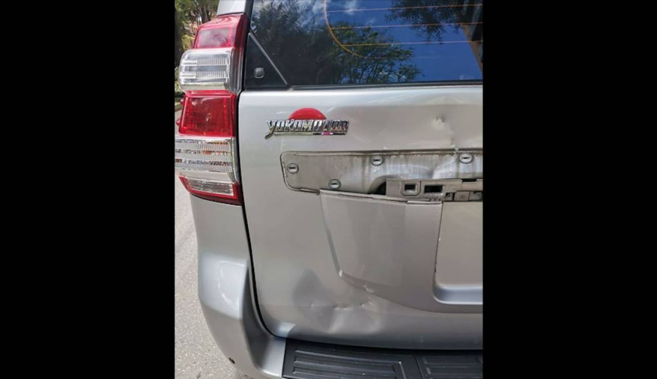 Vehículo de Ministra de Transporte fue atacado con piedras por manifestantes