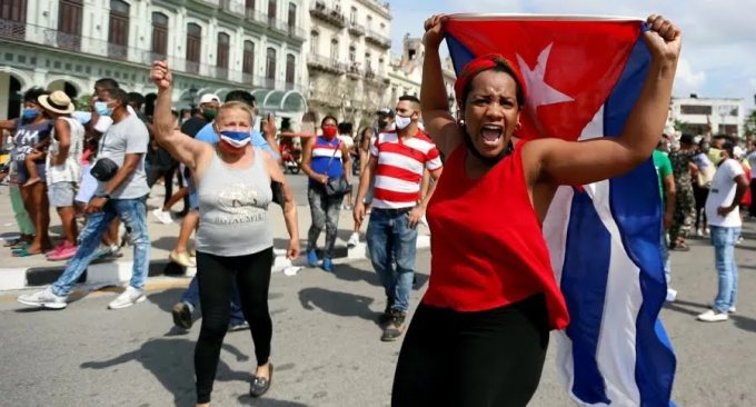 “Tienen para construir hoteles y nos tienen pasando hambre”: Cuba, encendida por protestas