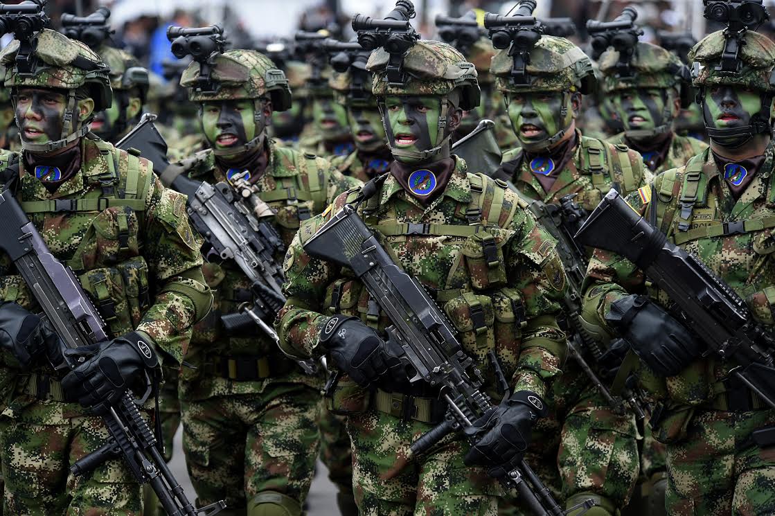 Militares en Colombia ya pueden hacer manifestaciones de amor con el uniforme puesto