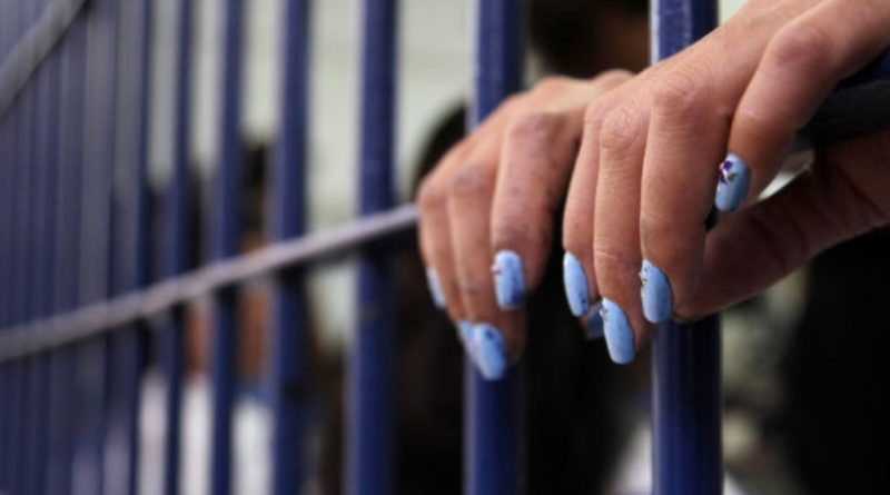 Mujer de 61 años fue enviada a prisión por presunto abuso a un menor: lo habría puesto a ver videos porno