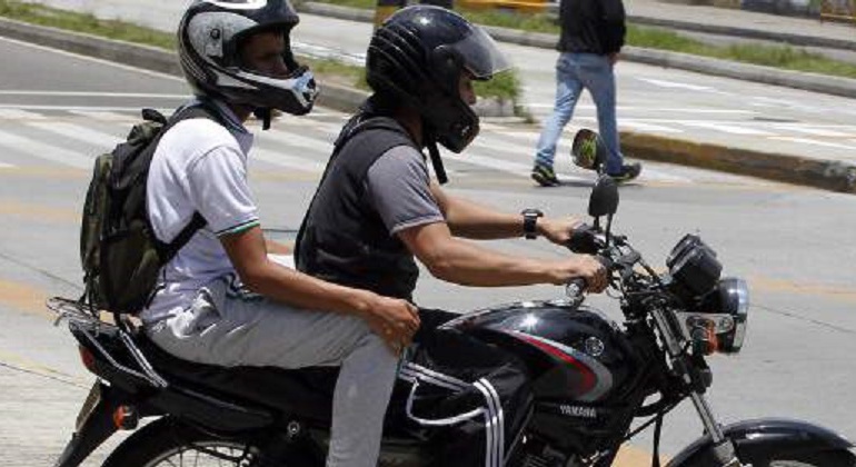Parrillero hombre en moto en el corredor universitario y Malecón de Puerto Colombia está prohibido