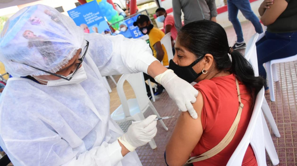 El 50% de la población colombiana tiene al menos una dosis de la vacuna