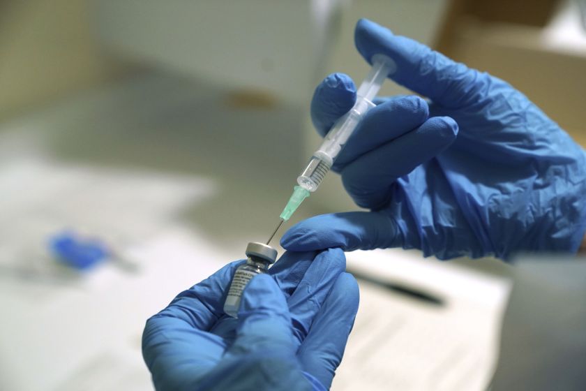 Científicos intentan combinar las vacunas de la gripe y el COVID-19 en una sola