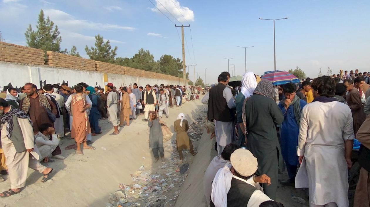 Talibanes prohíben a los afganos ir al aeropuerto en medio de evacuaciones