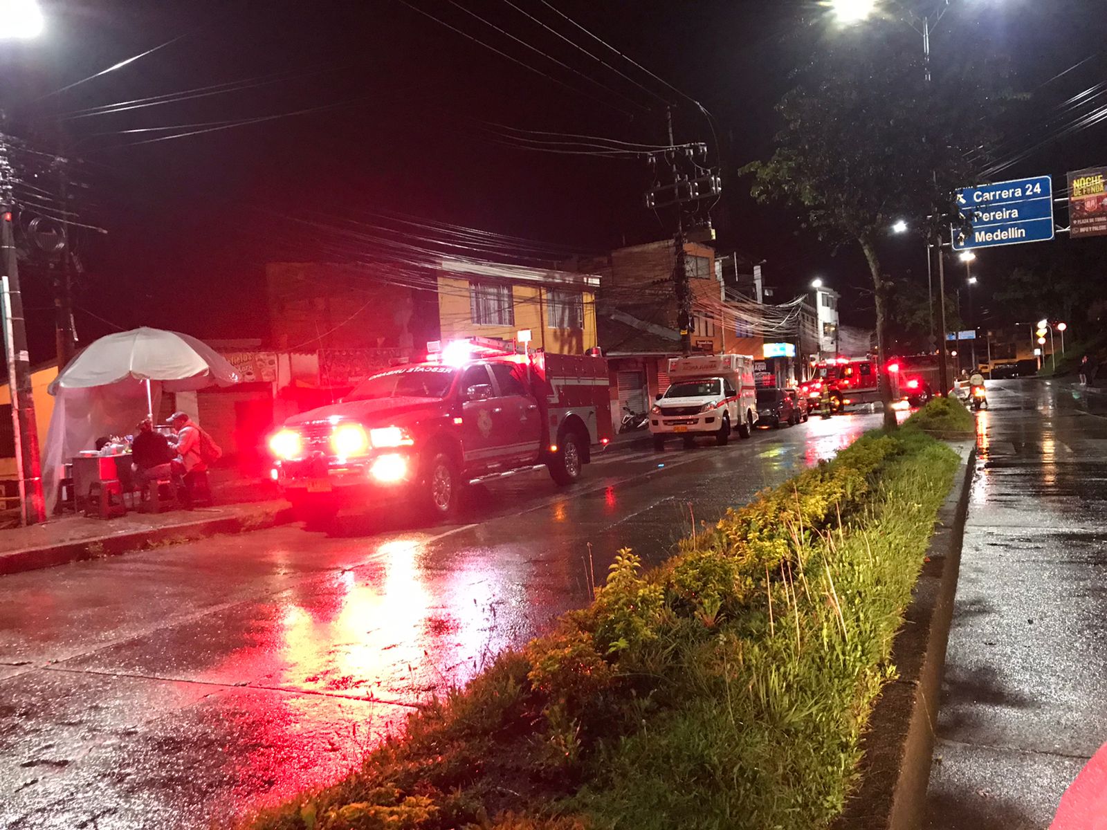 Bomberos apagan incendio en un barrio de Manizales