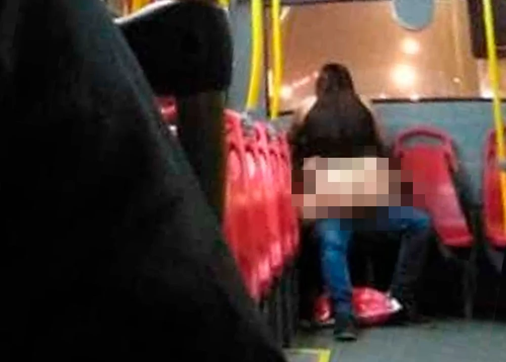 Pareja es descubierta teniendo sexo en un bus en Bogotá