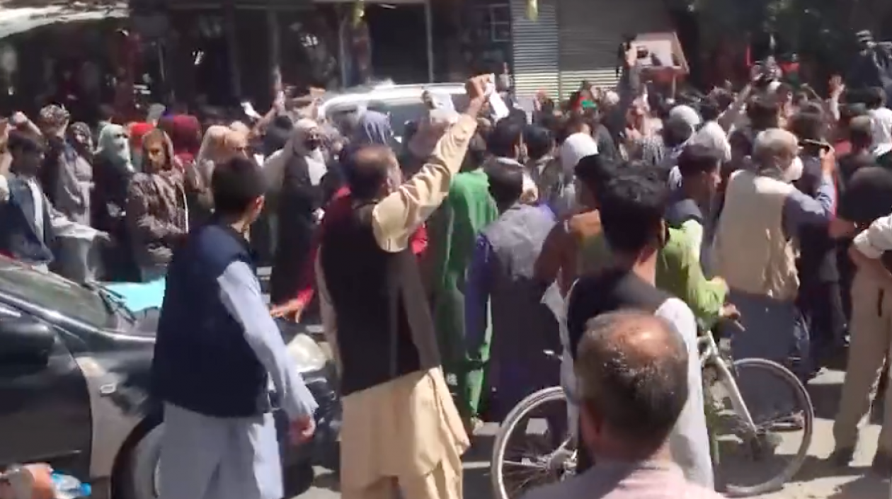 Manifestación en Kabul: varios heridos por disparos de los talibanes