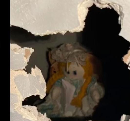 Un mensaje de muerte con una muñeca que encontró en una casa que compro