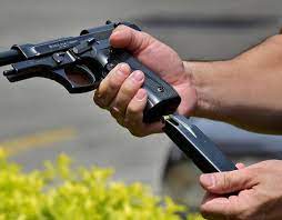 Las autoridades exigen que aprueben los permisos para portar armas traumáticas