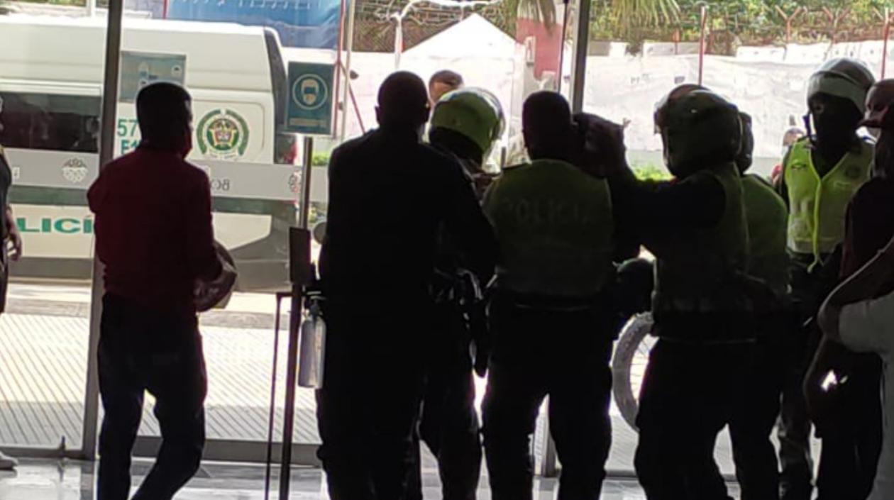 Hieren a un policía cuando realizaron asalto a un banco en un centro comercial de Barranquilla