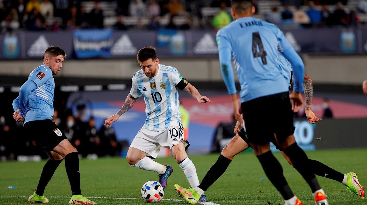 Argentina se deshizo de Uruguay y mantiene firme su segundo lugar en Eliminatorias