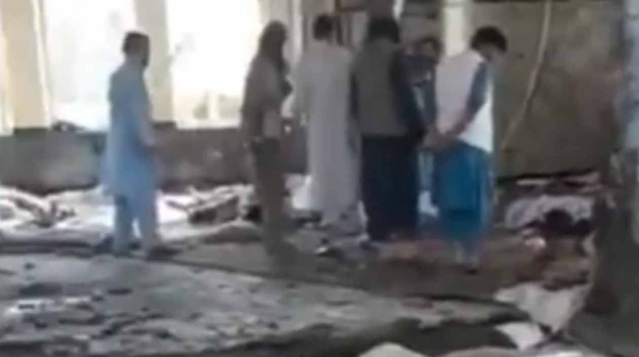 Decenas de muertos y heridos dejó atentado contra mezquita en Afganistán