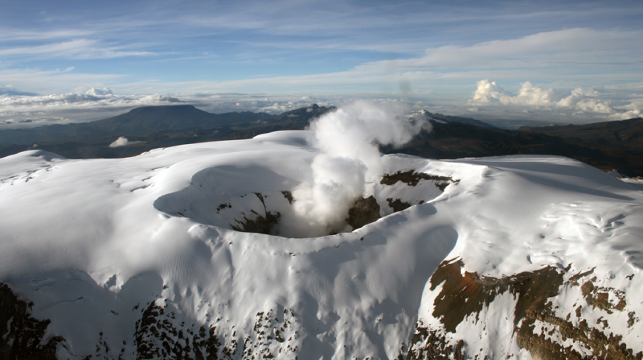 Aumento de señales sísmicas al interior del volcán Nevado del Ruiz han sido reportadas
