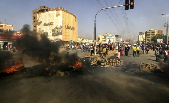 Golpe de Estado en Sudán: militares detienen a dirigentes civiles y disparan a manifestantes