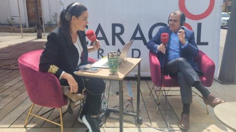 Vanessa De La Torre fue saboteada durante entrevista que hizo en la calle con Óscar Iván Zuluaga