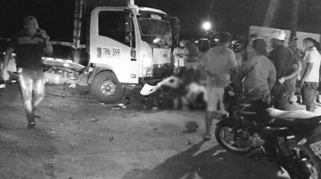 Murieron tres adolescentes en vías de Córdoba tras chocar su moto contra camión