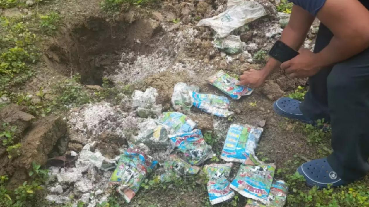 Hallan alimentos descompuestos y enterrados en una zona verde de un colegio en Antioquia