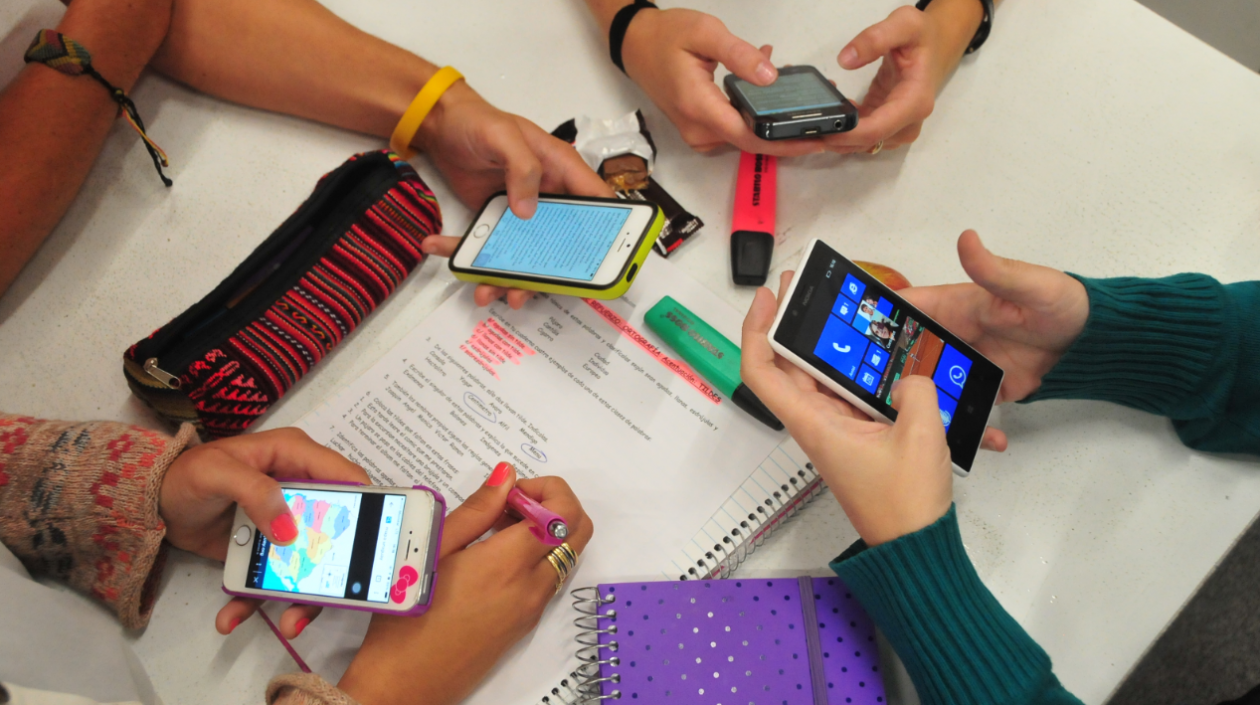 Regularán el uso de celulares en los colegios de Colombia