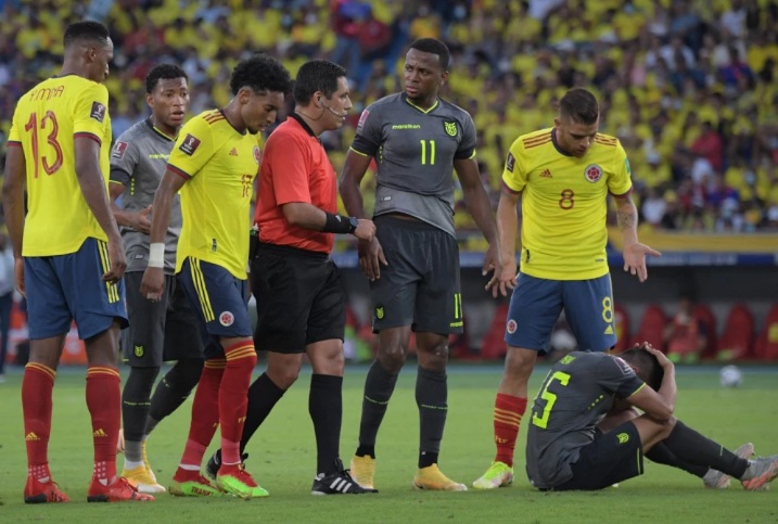 FIFA sancionó a la FCF por mal comportamiento de hinchas en partido de Eliminatoria contra Ecuador