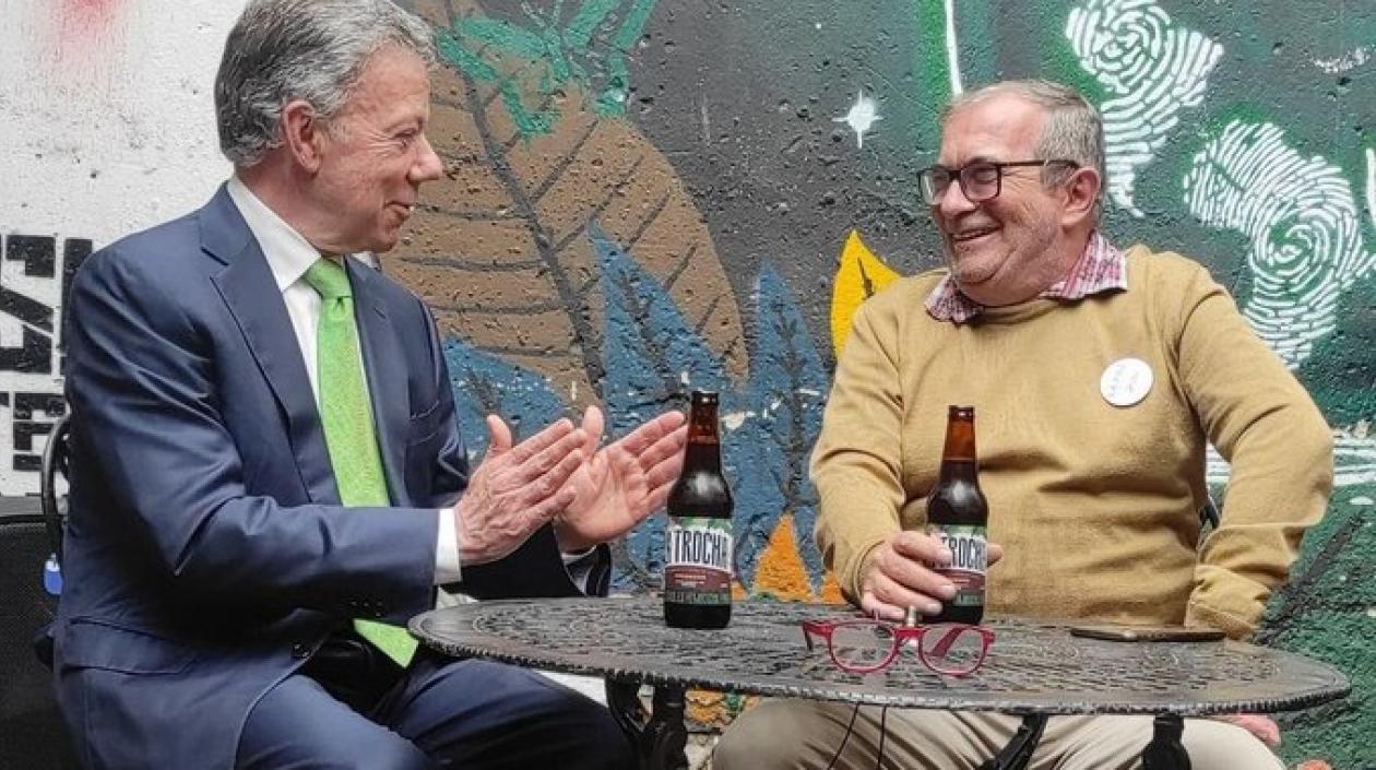 Santos y ‘Timochenko’ brindaron por la paz de Colombia con cerveza artesanal
