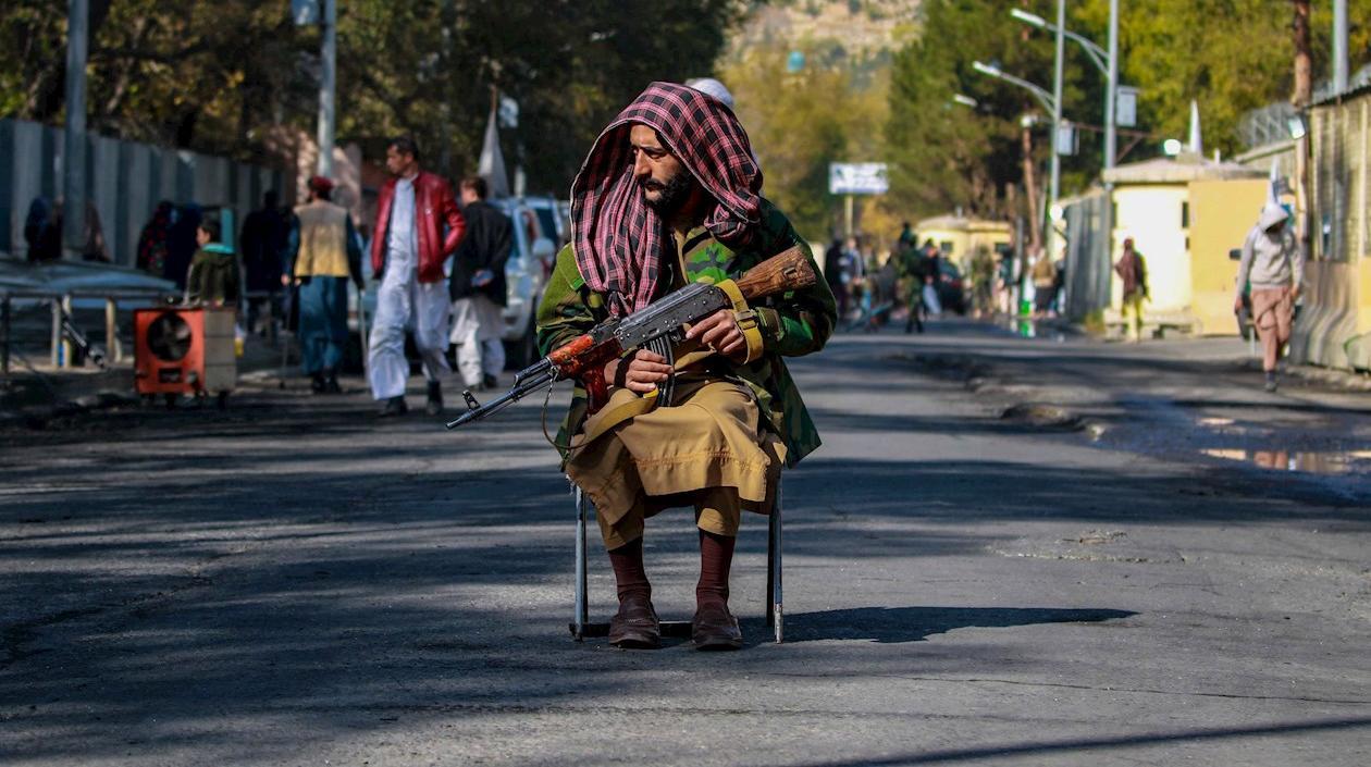 Talibanes prohíben ejercer a trabajadoras humanitarias en Afganistán