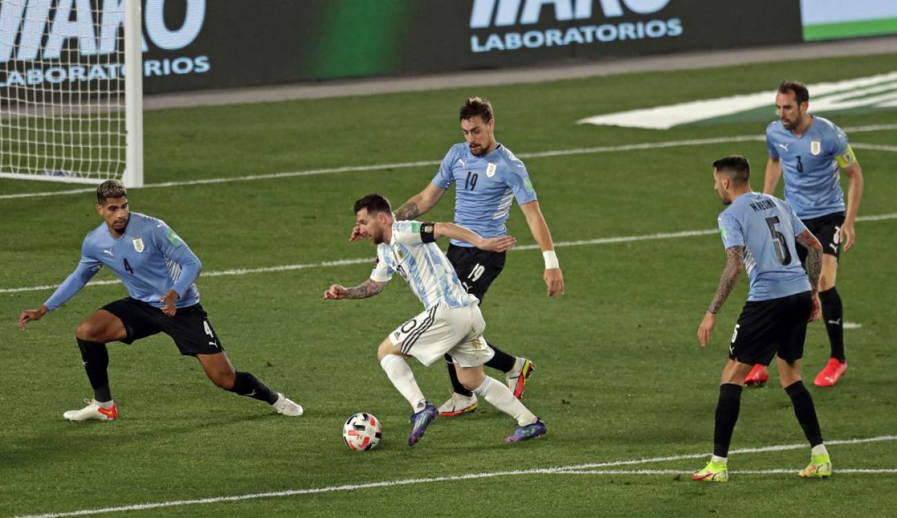 Uruguay quiere levantar cabeza en Eliminatorias ante Argentina