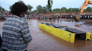 Bus en Kenia se hundió en un río dejando 23 personas muertas