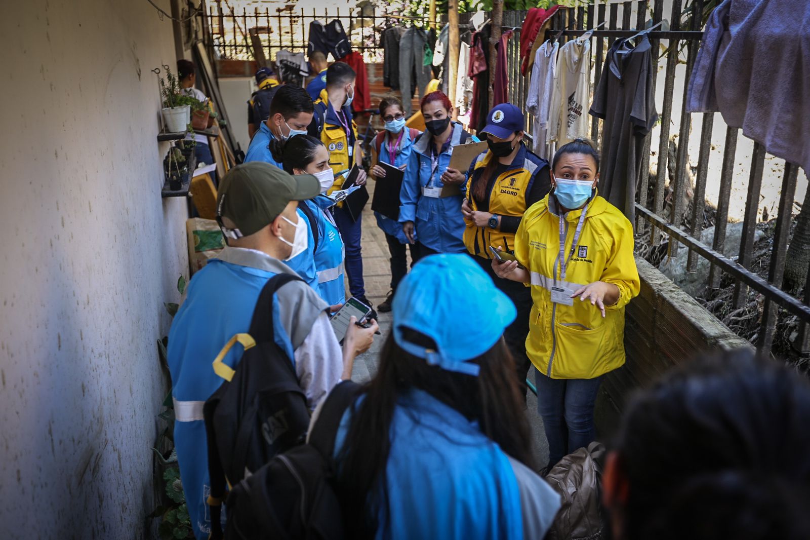 Más de 700 kits de ayuda han sido entregados a las familias afectadas por las lluvias en Robledo #Medellin