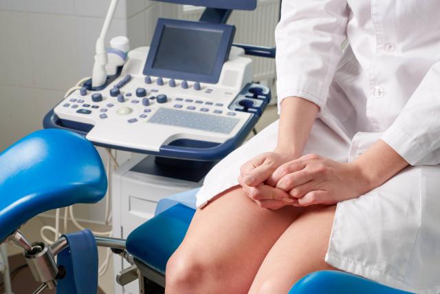 Falso ginecólogo persuadió a más de 400 mujeres y les hizo «exámenes vaginales»