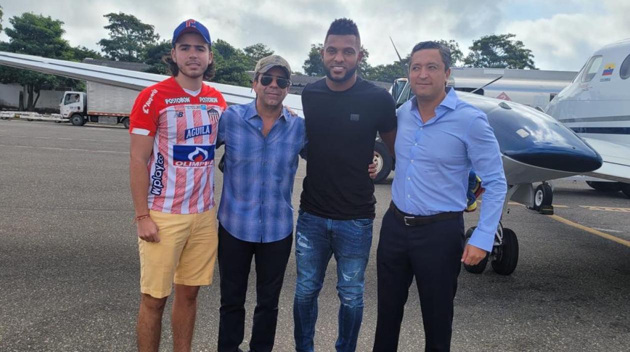 Miguel Ángel Borja llegó a Barranquilla para firmar con Junior: fue recibido por Alejandro Char