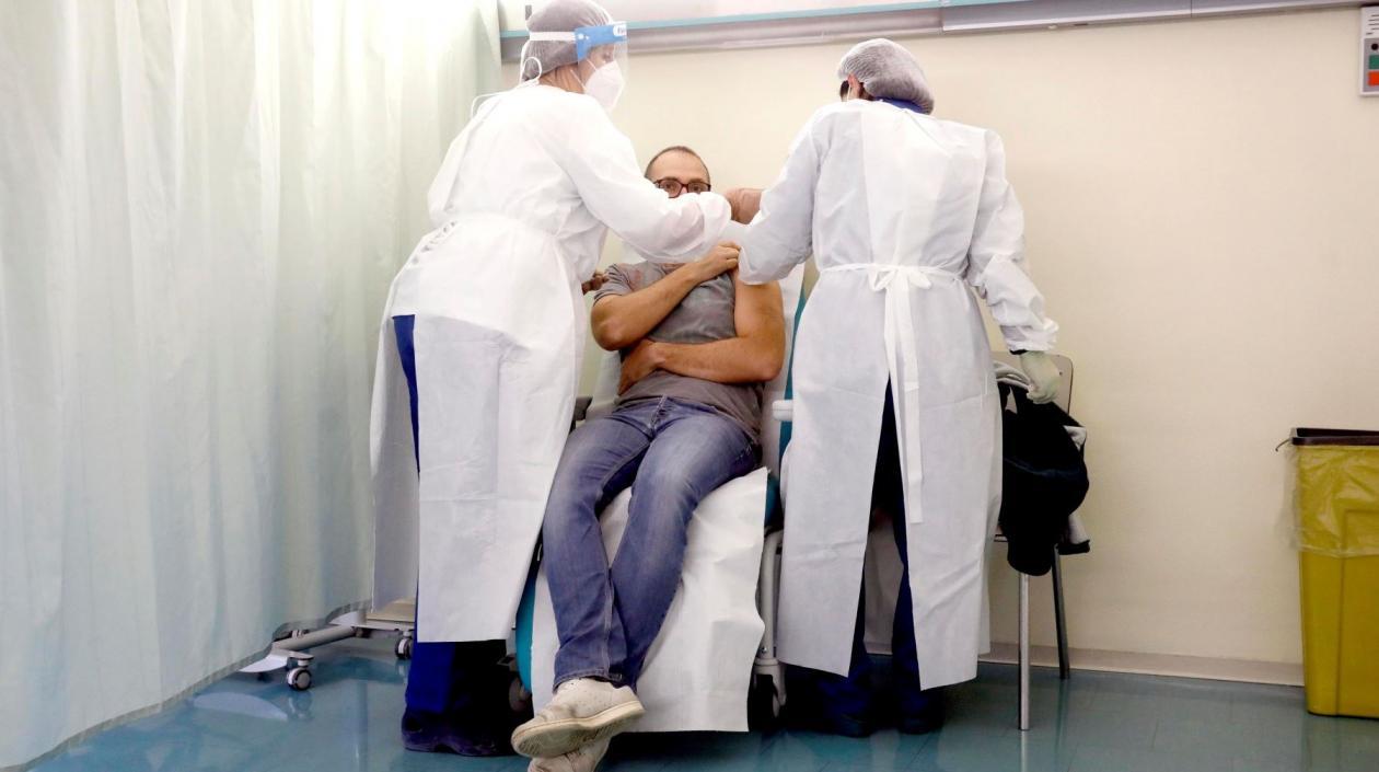 Suspendieron a 308 médicos y sanitarios que trabajaban no vacunados en Italia