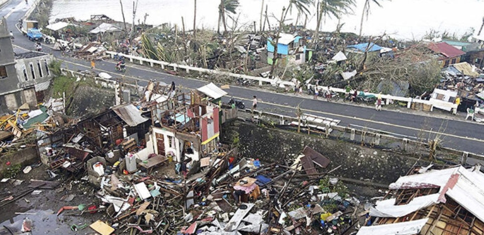 Al menos 31 muertos y más de 328.000 desplazados por el tifón en Filipinas