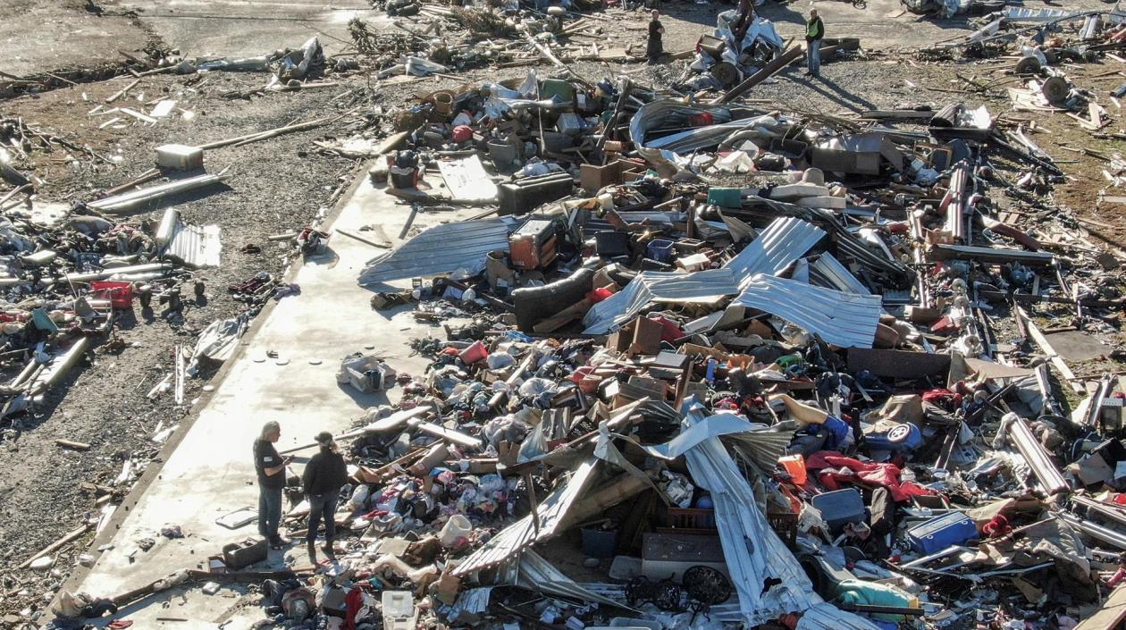 Continúa la búsqueda de más de centenar de desaparecidos por tornados en Estados Unidos