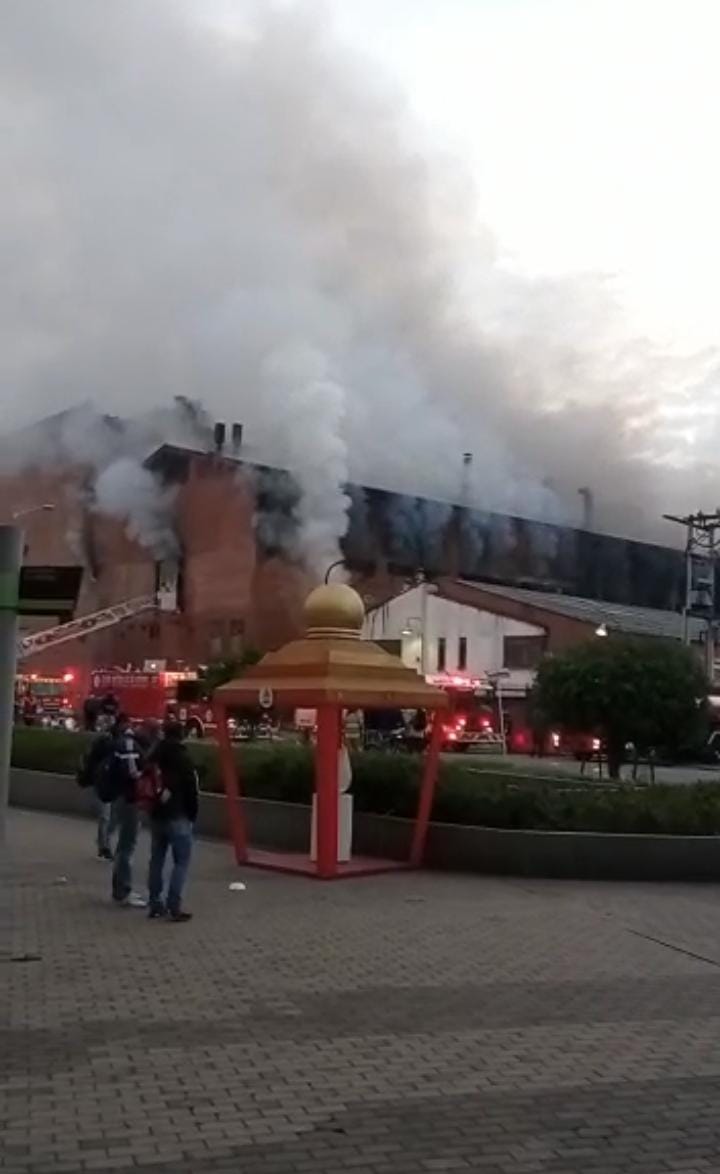 Incendio en fábrica textil en la localidad de Puente Aranda