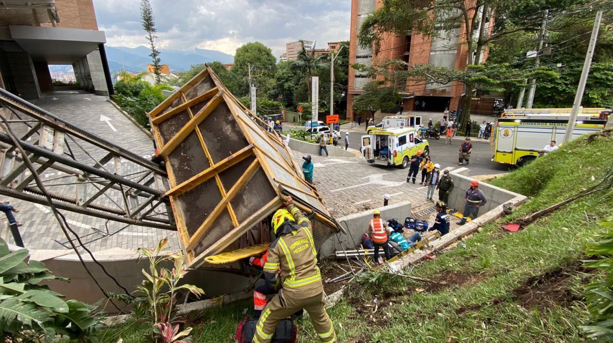 Ascensor se desprendió de un edificio en Medellín: Un muerto y tres heridos