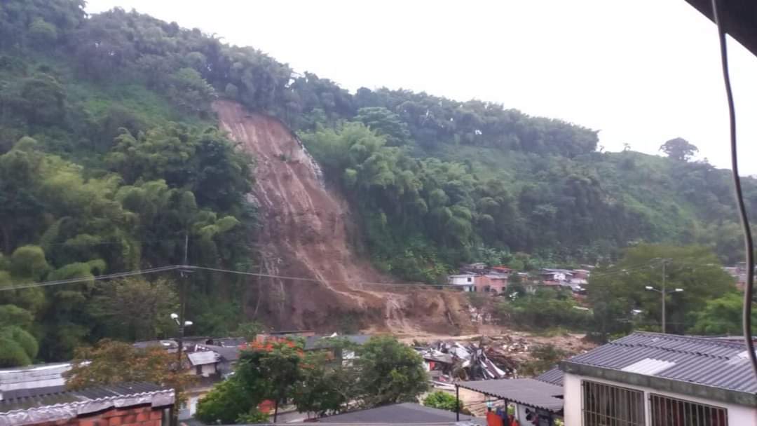 Derrumbe causado por la lluvia deja incierto numero de victimas en Pereira