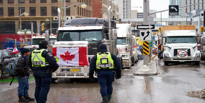 Policía de Canadiense intenta recuperar el control en la frontera