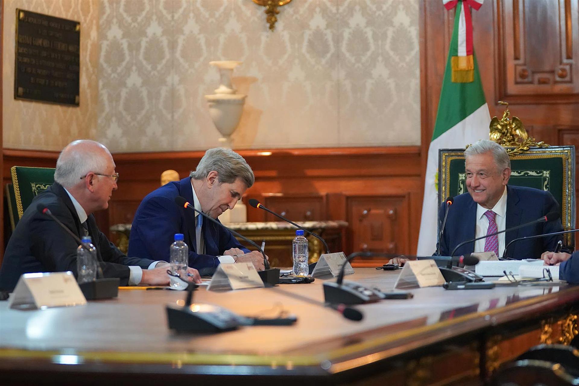 López Obrador destaca encuentro «amistoso, necesario y benéfico» con Kerry