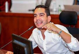 Exconcejal Alex Flórez realiza acto «machista» en cierre de campaña de Gustavo Petro