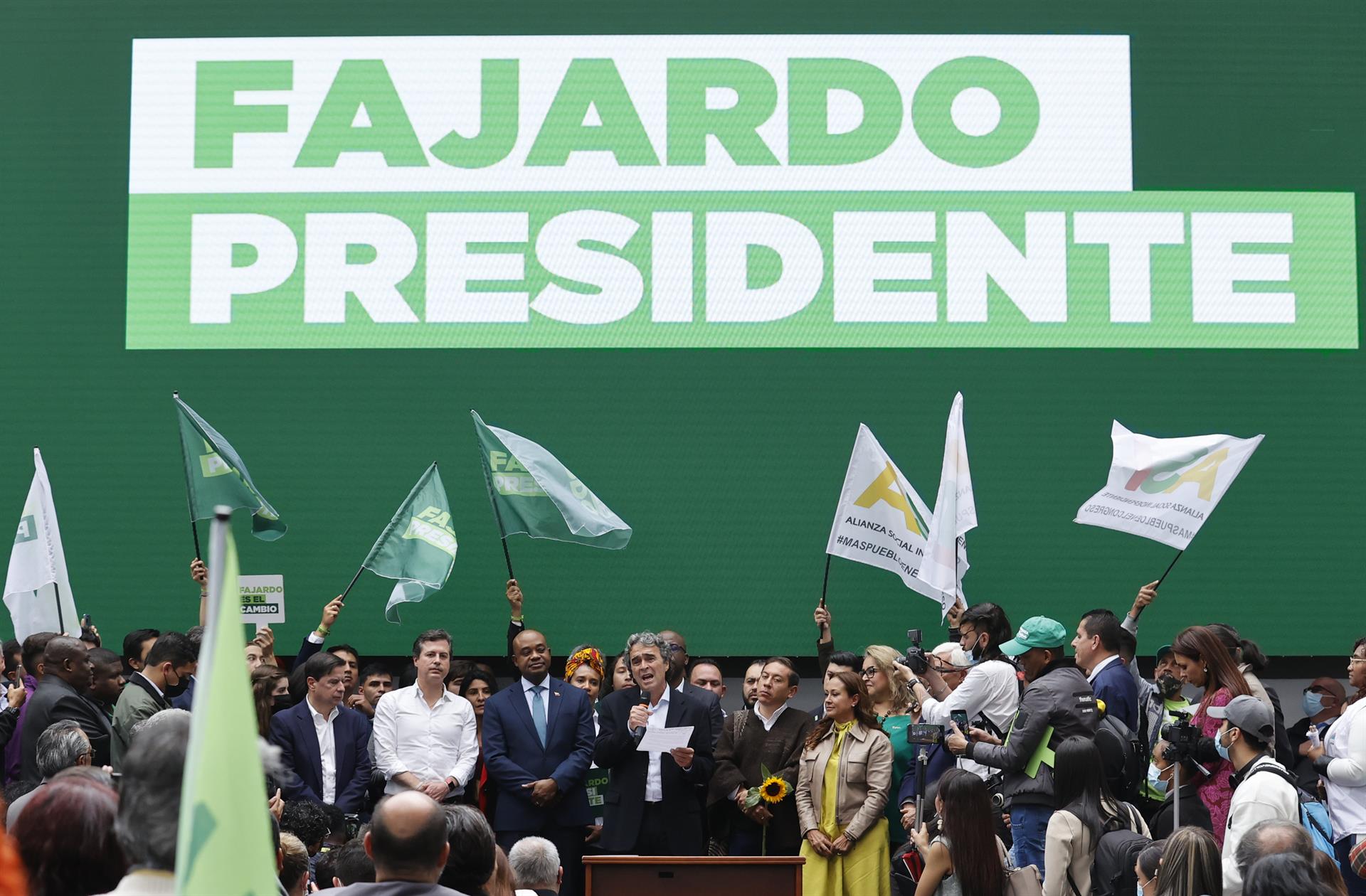 Fajardo inscribe candidatura a Presidencia colombiana confiado en remontada